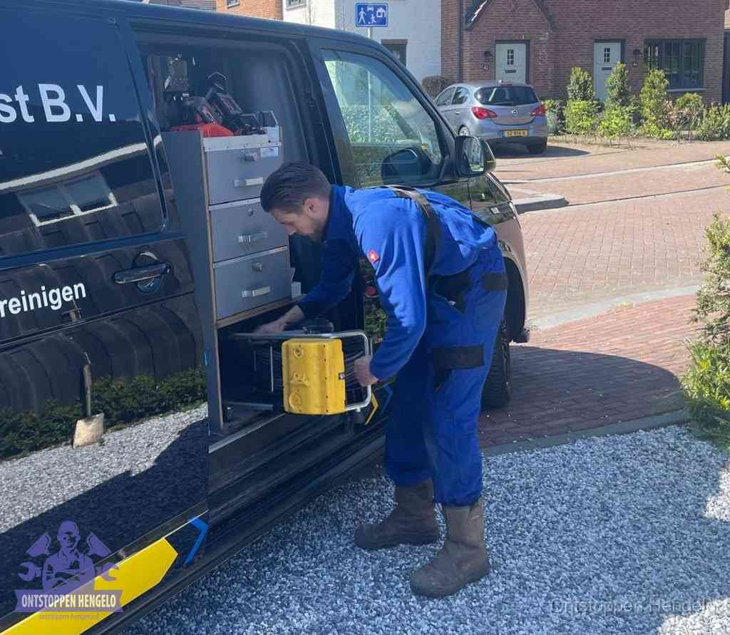 Monteur pakt gereedschap uit de bus, bespaartips voor riool ontstoppen in Hengelo