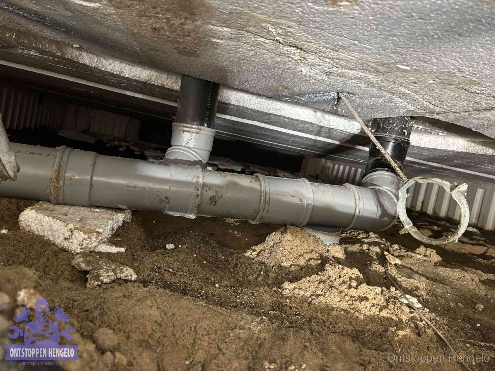 PVC-buizen in de kruipruimte van een gemengd of gescheiden rioolstelsel in Hengelo