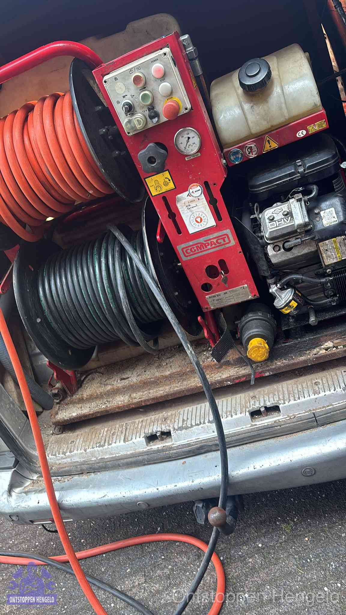 Hogedrukreiniger met slanghaspels in de bus voor het ontstoppen van het riool in Hengelo