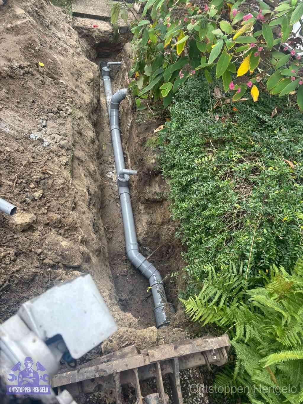 Open sleuf met nieuwe PVC-buizen, riool repareren en vervangen in Hengelo