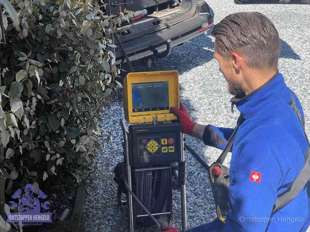 Monteur bedient een rioolinspectiecamera met monitor voor rioolinspectie in Hengelo