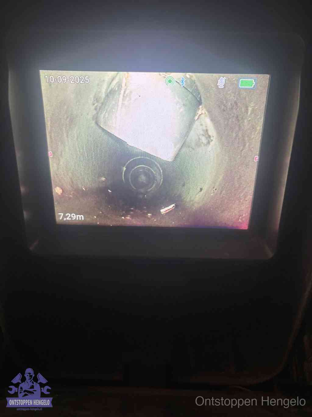 Camerabeeld van een verzakte rioolbuis diep onder de grond, een rioolverzakking in Hengelo