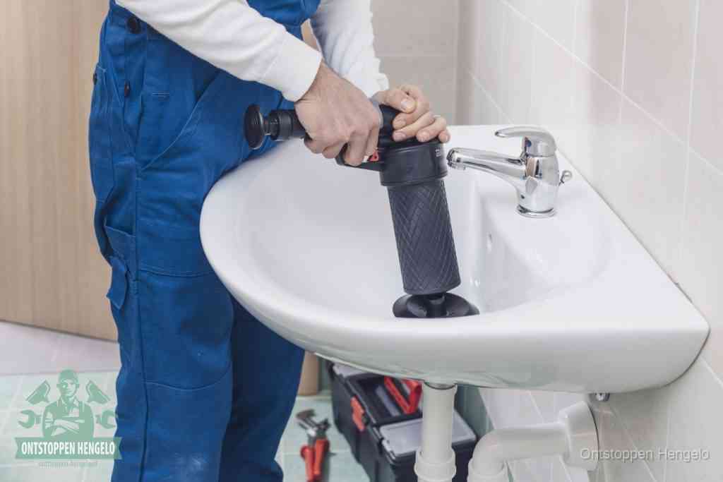 Een te ruwe doe-het-zelf poging met een hand-pomp op de afvoer van een badkamer-wastafel, een van de veelgemaakte fouten bij afvoer ontstoppen in Hengelo